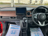 ドライバーを包み込むように、ディスプレーやスイッチ、コンソールを配置。座った瞬間から運転への期待が!空間そのものの心地よさにこだわっています。