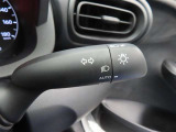 スイッチをオートに設定しておけば、車外の明るさに応じて自動的にヘッドランプを点灯・消灯します。夕暮れ時やトンネルの続く山道などを走行する時に便利なコンライトを装備しています。