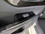 パワーウィンドウのスイッチですよ。運転席に居ながら窓を開け閉めのコントロールできます。