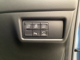 各種機能の切替スイッチは運転席パネル下に集約されています。任意で切り替え可能なため状況に合わせてお使いください。