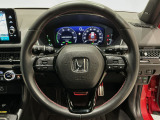 運転にかかわる様々な操作を安全に行えるように視点移動が少なく操作性に配慮されたスイッチ類が凝縮されたコクピットです。