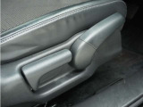 ◆シートハイトアジャスター◆運転席を上下に高さ調節ができます!運転ポジションを体格に合わせてシート調整できます。