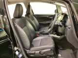 広い足元にゆったり座れるシートには肘掛けも装備しており長距離の運転でも疲れにくくなってます。女性でも運転がしやすいように、シートの高さ調整機能(シートリフター)がついています。