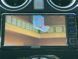 テレビ画面を備えており、停車中に映像やテレビ番組を視聴できます。画面表示は見やすく、休憩時間などに車内で過ごす際の楽しみが広がります。ご利用シーンに合わせてお役立てください。