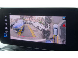 【360度カメラシステム】リバースと連動し、車両後方の映像をディスプレィに表示歪みの少ないカメラにより鮮明な画像で後退の運転操作をサポートします。