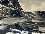 下廻りは錆が少なく状態がいいことが伺えます。防錆塗装施工済車両です!マフラー防錆塗装も承っております。お気軽にご相談ください。