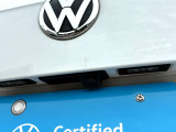 バックカメラはリアゲートのVWエンブレムの下に装備されています。