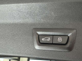 ボタン1つでリアハッチの開閉が可能です。またコンフォートアクセスが付いていれば鍵をポケットに入れた状態でキックで開閉も可能です。