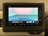 ギヤをR(バック)に入れるとナビの画面に後ろの映像が映るリアカメラ付です。後退時、コンディションが悪い視界でもカラーバックモニターがドライバーをサポートします。
