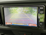 後方の様子を画面で確認できるため、駐車時の周囲確認をサポートします。目安となるガイド表示も備わり、車両の後ろ側を見ながら慎重に駐車したい場面で頼りになる装備です。