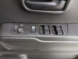 パワーウィンドウのスイッチですよ。運転席に居ながら窓を開け閉めのコントロールできます。