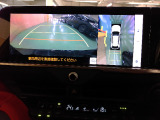 パノラミックビューモニターを搭載。前後左右のカメラ映像で車両周囲を確認でき、駐車時や狭い場所での運転をサポートします。