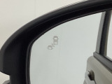自車の車速が20km/h以上で前進しているとき、隣接する車線後方に他の車両が走行していることを知らせ、運転者の車線変更などの操作の際の負担を軽減するシステムです。