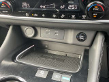 充電端子が装備されていますので車内でスマートフォンなどの充電が可能です。