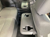 (快適パックに含まれる装備)後席のパーソナルテーブルはお子様が車内で飲み物を飲んだり食べたしする際に便利です。普段使用しないときは折りたたみ収納できます。