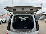 セレナ自慢のデュアルバックドア。奥行きの狭い駐車場でも、荷物の出し入れが可能です!