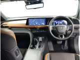 デザインもよく、居心地のよい運転席ですね。分かりやすいスイッチ類ですから操作もしやすく運転をサポートします。ぜひご来店いただき、実際にお座りいただいてステアリングを握ってみてください!