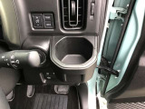 運転席のドリンクホルダーです。