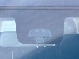 【スズキ セーフティサポート】走行中に前方の車両等を認識し、衝突しそうな時は警報とブレーキで衝突回避と被害軽減をアシスト。より安全にドライブをお楽しみいただけます。