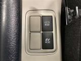 ECOモードはエアコンの効きなどを抑え低燃費で走れるようにサポートします。EVモードはモーターのみで動くので夜間などの静かに走行したいときに便利です。