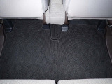 リアシートも足元が広々しています。足元が狭い車は乗っていても疲れますよね・・・これだけ広ければ後部座席の方も大満足!皆様で楽しいドライブを!
