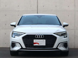 ●一目でAudiとわかる特徴的なシングルフレームグリル・LEDランプ。精悍なフロントマスクからAudiのスマートで上品なブランドを連想させてくれます。女性にも大変ご好評頂いております。