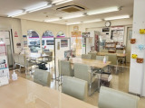 店内も広くパーテーションも用意しています。
