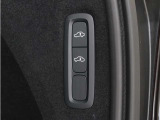 オートレベライザーは走行中に車両のサスペンションと衝撃吸収特性を自動的に制御して、快適性と機能性を最適な状態に保ちます。荷積みや乗り降りをしやすくするために、手動で車高を調節することもできます。