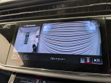 【サラウンドビューカメラ】車両の4つのカメラから得た映像を合成し、上空から眺めているような映像をモニターに映し出します。車両周辺の歩行者や障害物などの発見に役立ちます。