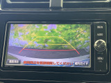 後方の映像に加えてガイド線が表示され、駐車時に車両周辺を確認する際に役立ちます。目視での安全確認とあわせて使えるため、車庫入れや切り返しをサポートします。