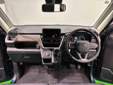 見易い計器類と運転し易いドライビングポジションは、視角も少なく前方&左右の見切りが良く運転し易いクルマです