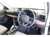 【運転席&助手席】落ち着いた色合いのシート色です。パワーシートで微小な位置調整も可能です。パワーシート可動時の静かなでスマートな音は上質さと高級感を感じさせてくれます。