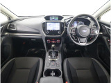 視界の良さが魅力の運転しやすいコックピットです。シンプルで操作性に優れたインパネデザインと、SUBARUならではの安全性能にこだわった視界設計が活かされています。