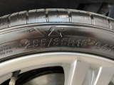 純正18インチアルミホイール。フロントは255/35R18