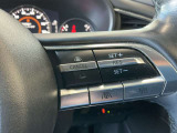 レーダークルーズコントロールを装備。アクセルやブレーキを操作しなくても、自動で先行車との車間距離を保ち追従走行できます。長距離や高速道路を運転する際に、ドライバーへの負担を軽減します。