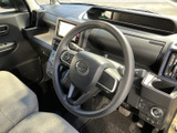 ステアリング上にスイッチ類を備え、運転姿勢を大きく変えずに各種操作へ手を伸ばしやすい配置です。前方を確認しながら手元の表示を把握しやすく、日常の運転を支えます。