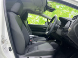 前席は身体を預けやすい形状で、運転席から前方や左右の様子を確認しやすい視界が広がります。落ち着いた色合いの室内で、日々の移動も自然体で過ごせる空間です。