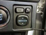 格納式リモコンドアミラースイッチ。狭い駐車場などの利用の際、運転席でドアミラーを格納でき便利です