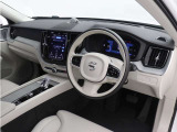 インストルメントパネルは僅かに運転席側へと傾けられているほか、余計なスイッチ類を可能な限り排し、運転に集中しやすい環境を造り出しています。