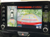 後方の映像に加えて車両周辺の俯瞰表示があり、駐車時の周囲確認をサポートします。画面上のガイドラインも目安になり、駐車スペースへの入庫や切り返しに便利です。