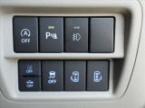 運転席下方には様々な装備のボタン類が集約されております☆