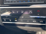 【オートエアコン】一度お好みの温度に設定すれば、車内の温度を検知し風量や温度を自動で調整。暑い&hellip;寒い&hellip;と何度もスイッチ操作をする必要はありません。快適な車内空間には必須の機能ですね♪