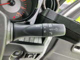 操作しやすいウインカーレバーで、スムーズな車線変更をサポート。オート機能により、より安全な運転を支援します。