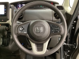 ハンドルにHondaセンシング系のクルーズコントロールやレーンキープアシストなどのスイッチと、オーディオの操作スイッチが装備されています。ハンドルから手を離さず安全に操作できます。