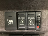 リアドアは乗り降りに便利な両側電動スライドドアです。また運転席に座っていながらスイッチ操作で自在にスライドドアを開け閉めできます。