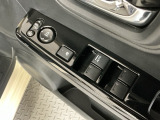 運転席のスイッチで全てのウィンドウの開閉操作を行うことができます。ロックボタンをONにしておくと、運転席以外のウィンドウは作動しないのでお子様を乗せているときなども安心ですね♪