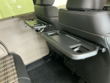 前席背面には格納式のテーブルも装備。食事やスマホ・タブレットでの動画視聴など様々な用途で活躍します。サイドにはちょっとした荷物がかけれる便利なコンビニフック付きです。