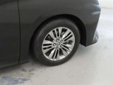 装着タイヤサイズは、225/60R18です。純正アルミホイールを装着しております。
