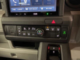 車内の温度を快適に調整するオートエアコンが装備されております。