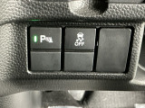 パーキングセンサーシステムは走行中に障害物が迫ると音と表示でお知らせ、低速走行時時の安心感を高めます